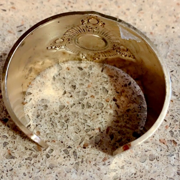 Clasp on bracelet - Picture 3 of 6